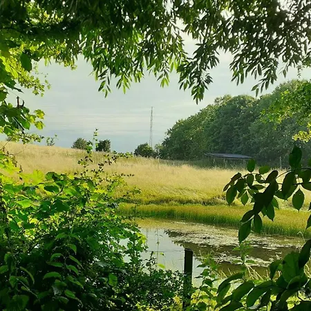 Semesterbostad Idyllic Thatched On The Ridge Between Sea Areas