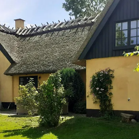 Holiday home Idyllic Thatched On The Ridge Between Sea Areas Ebbelokke