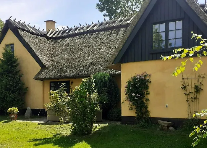 Holiday home Idyllic Thatched On The Ridge Between Sea Areas Ebbelokke
